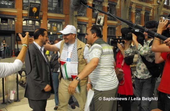 Mouloud Bouzidi (au centre), rescapé de la Flottille et membre du CBSP, accueilli par une foule de sympathisants à son arrivée à la gare de Lille.