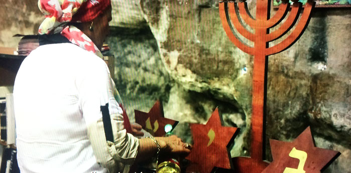 Image extraite de la vidéo « La grotte d’Elie au mont Carmel », présentée dans le cadre de l’exposition « Lieux saints partagés », au musée de l’Histoire de l’immigration, par Manoël Pénicaud.