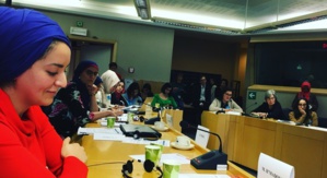 Maryam H’madoun, chargée de mission à l'Open Society (au premier plan). Maryam H’madoun, chargée de mission à l'Open Society (au premier plan).