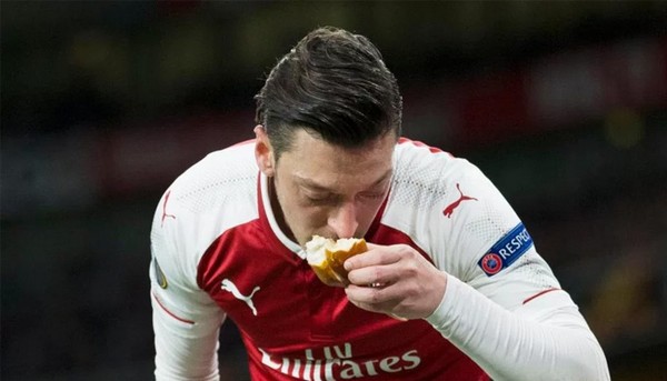 Quand Mesut Ozil embrasse du pain qu'il lui est jeté en plein match (vidéo)