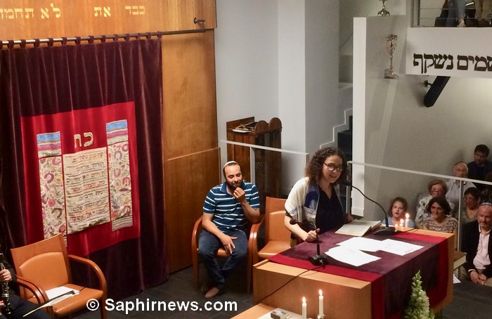 Le rabbin Delphine Horvilleur et le comédien Ismaël Saïdi, ici à la synagogue du 15e arrondissement de Paris le 1er juin, ont initié le Shabaddan, pour inviter juifs et musulmans de célébrer Shabbat et le mois du Ramadan ensemble.