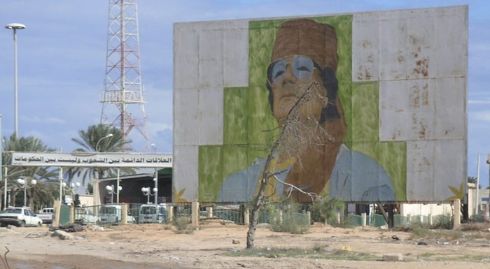 Portrait de Mouammar Kadhafi à l'entrée en Libye, à Ras Jedir, en novembre 2008. (Photo : JPRoger)