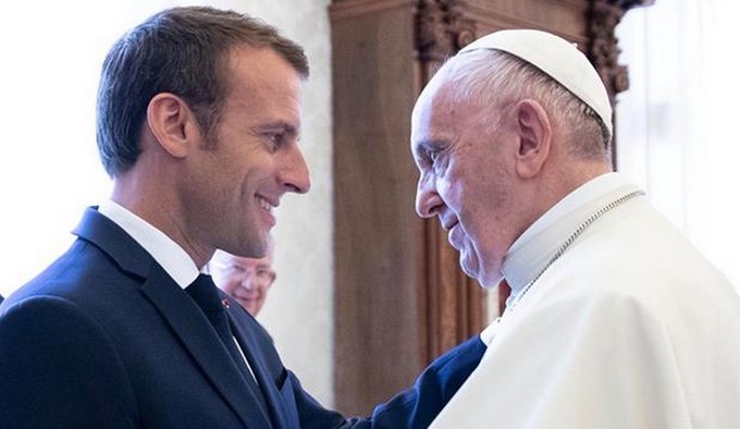 Emmanuel Macron a rencontré le pape François mardi 26 juin au Vatican, où le président français a reçu le titre honorifique de chanoine honoraire de l’Eglise romaine de Saint-Jean de Latran. © Facebook E. Macron