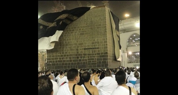 En plein Hajj, la kiswa de la Kaaba secouée par une tempête de vent (vidéo)