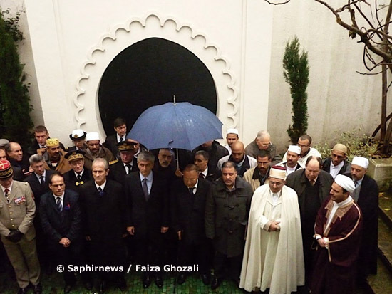 Hommage aux soldats musulmans qui ont donné leur vie au cours des deux guerres mondiales qui ont traversé le XXe siècle en Europe. Deux plaques commémoratives ont été dévoilées, ce jeudi 11 novembre 2010, à la Grande Mosquée de Paris.