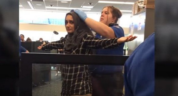 Alors que Zainab Merchant (à l’image) s’apprêtait à prendre l'avion vers Washington depuis l'aéroport de Boston, la jeune femme a raconté avoir été obligée de montrer ses dessous et même... sa serviette hygiénique aux agents aéroportuaires. © Nadia Hallgren/ACLU