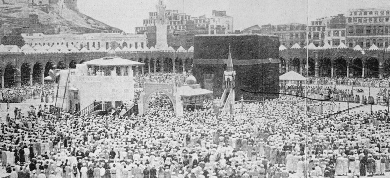 Des pèlerins réunis autour de la Kaaba, à La Mecque, 1900. Reproduction photographique par S. Hakim