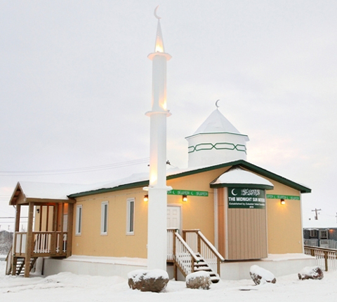 La mosquée du Grand Nord canadien, la « Midnight Sun Mosque », a été inaugurée le 10 novembre dernier, peu avant l'Aïd al-Adhâ 2010.
