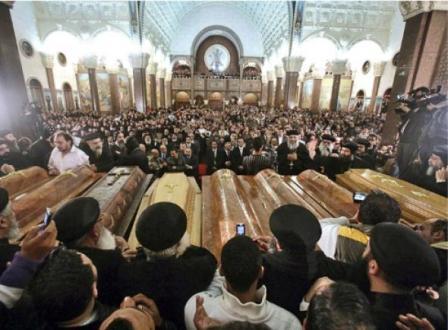 Près de 5 000 personnes ont assisté, samedi 1er janvier 2011, aux obsèques des 21 victimes de l'attentat survenu la veille, à Alexandrie.