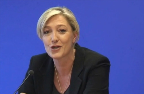 Marine Le Pen en route pour les présidentielles de 2012. Ici, lors de la conférence de presse du 13 décembre au siège du Front national (au bord de la banqueroute), accusant les musulmans d'« occupation de l'espace public pour motif religieux ».