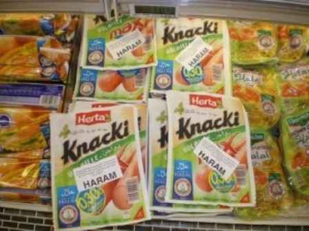 A la suite du rapport Eurofins révélant la présence de 0,01% d'ADN de porc dans les Knacki Halal, des consommateurs avaient collé des étiquettes « Haram » sur les produits en rayonnage. De la bien mauvaise pub pour la marque !