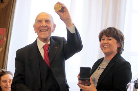 Stéphane Hessel, médaillé d’or de Lille par Martine Aubry