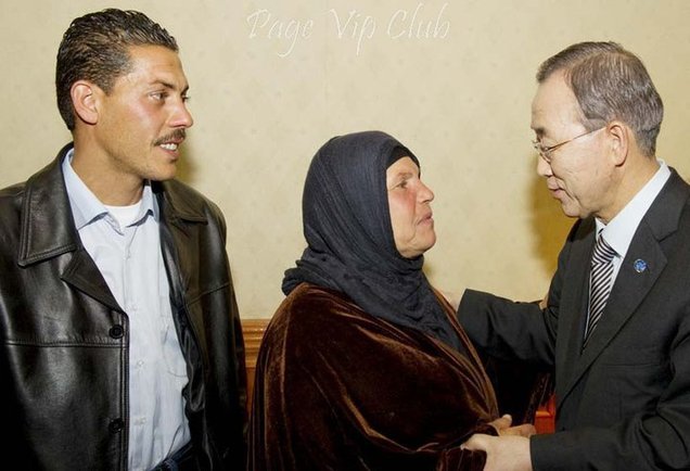 Manoubia, mère de Mohammed Bouazizi, en présence de Ban Ki-moon, Secrétaire général des Nations unies.