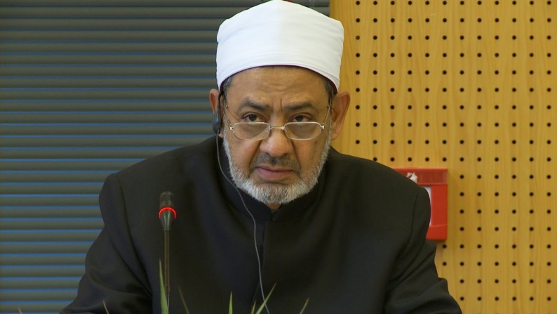 Égypte : la sanction contre l'étudiante d'Al-Azhar ayant enlacé un garçon annulée