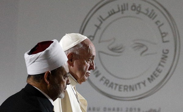 Au cours de son voyage aux Emirats arabes unis, le pape François a signé, avec le grand imam d'Al-Azhar Ahmed Al-Tayyeb, une déclaration sur la fraternité humaine lundi 4 février. © CNS