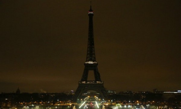 Nouvelle-Zélande : la Tour Eiffel éteinte en hommage aux victimes des attentats de Christchurch