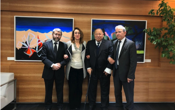 Le président de l’Union de Mosquée de France (UMF), Mohammed Moussaoui, le Grand Rabbin de France, Haïm Korsia, et le recteur de la Grande Mosquée de Paris, Dalil Boubakeur, se sont rendus ensemble vendredi 15 mars, à l’ambassade de la Nouvelle Zélande pour exprimer leur solidarité auprès du peuple néo-zélandais après le double attentat perpétré contre deux mosquées à Christchurch. Au centre, l'ambassadrice Jane Coombs.