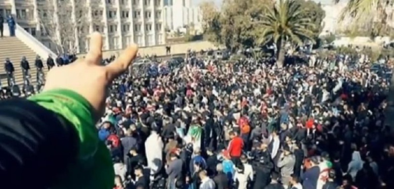 Mobilisations populaires sans précédent en Algérie, Bouteflika sous pression Mobilisations populaires sans précédent en Algérie, Bouteflika sous pression