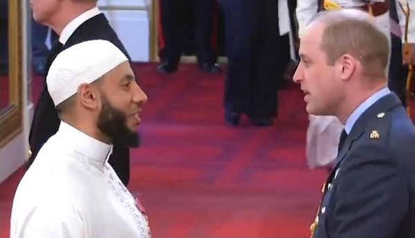 Un imam, salué en héros après l’attaque d’une mosquée de Londres, décoré de l'Ordre de l'Empire britannique (vidéo)