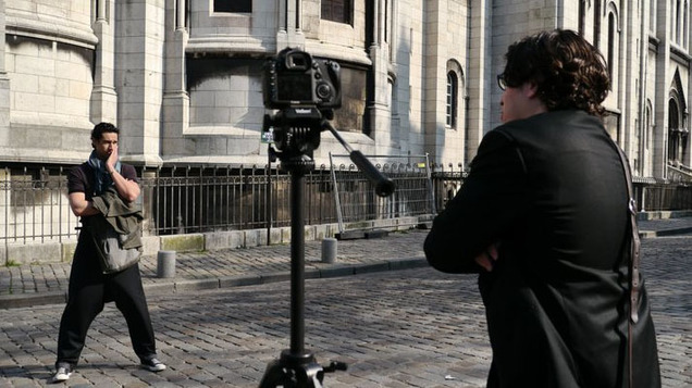 Stany Coppet (comédien) et Nadir Ioulain (réalisateur, à dr.), près du Sacré-Cœur, à Paris, lors du tournage de la bande-annonce d'« Un dîner presque français ? ».
