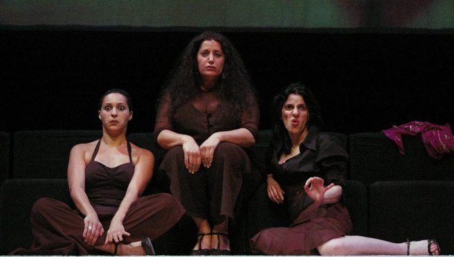 De gauche à droite les comédiennes : Morgiane El Boubsi, Jamila Drissi et Hoonaz Ghojallu.