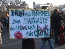 Lise Marie, (derrière le panneau) étudiante salariée.