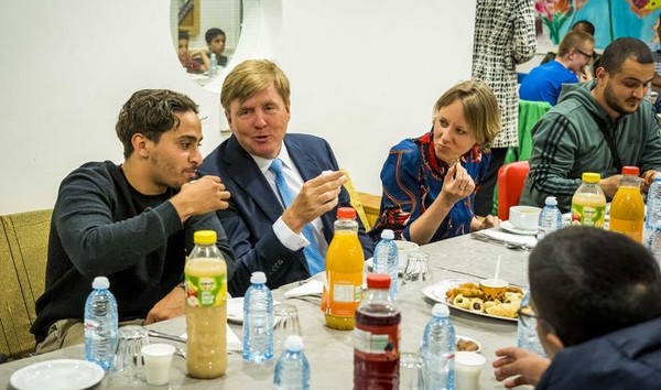 Le roi des Pays-Bas Willem-Alexander a fait la surprise aux musulmans en se rendant à un iftar pendant le mois du Ramadan, organisé jeudi 16 mai dans un centre communautaire à La Haye. © Twitter / Jan Hofdijk