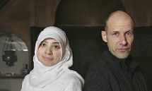 Asmaa Abdel-Hamid et son co-présentateur Adam Holm