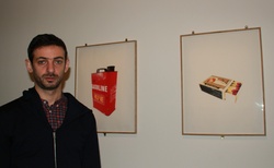 L'artiste Ali Cherri devant ses sérigraphies.