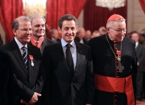 Nicolas Sarkozy, entouré de Mohammed Moussaoui (à g.) et le cardinal André Vingt-Trois, après la remise de la Légion d'honneur © Pierre Verdy/AFP
