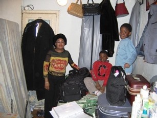 Françoise et ses enfants dans leur logement