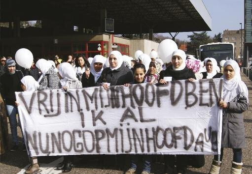 Manifestation dans les rues de Genk (Belgique), en mars 2011. Environ 300 néerlandophones musulmane ont protesté contre le licenciement d’une employée d’un magasin de la chaîne allemande HEMA, renvoyée parce qu’elle portait un foulard. © 2011-StampMedia