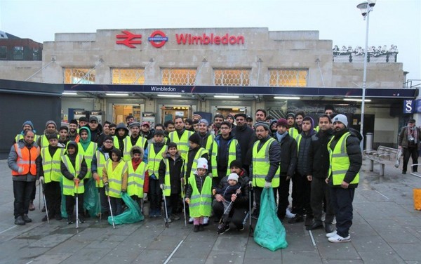 Plus de 1 500 jeunes musulmans se sont portés volontaires pour nettoyer les rues de villes britanniques le jour du Nouvel an 2020. © AMYA