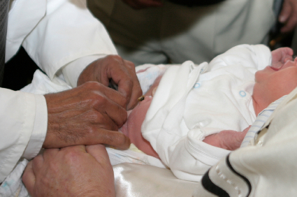 Une cérémonie juive de circoncision, huit jours après la naissance - © Vadil | Dreamstime.com.