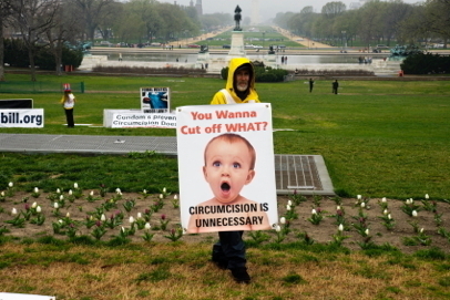 A Washington, le 31 mars 2008, un jour de pluie: des activistes anti-circoncision manifestent - © 2008 Joel Carillet - Agence: iStockPhoto