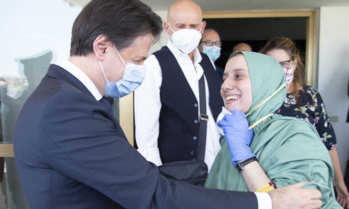 Silvia Romano a été accueilli par le Premier ministre en personne, Giuseppe Conte, à son atterrissage à Rome, dimanche 10 mai, après près de deux ans en captivité en Somalie. © Présidence du gouvernement italien.