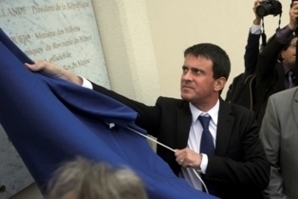 Manuel Valls dévoilant la plaque inaugurative de la mosquée. © Thierry Suzan/CUS