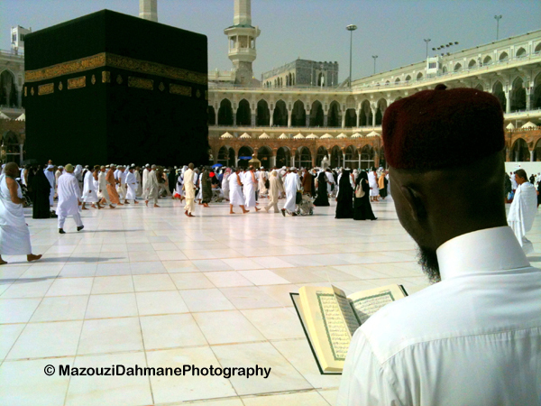 Lecture du Coran en face de la Ka'ba, à La Mecque (Arabie Saoudite).
