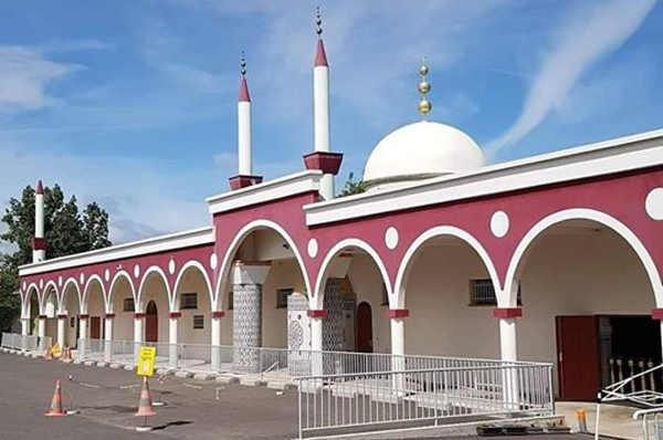 Des tags dont une croix gammée sur la mosquée d'Agen, Gérald Darmanin condamne