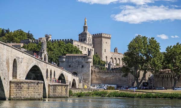 A Avignon, l'individu s'est revendiqué de Génération Identitaire, la piste terroriste écartée