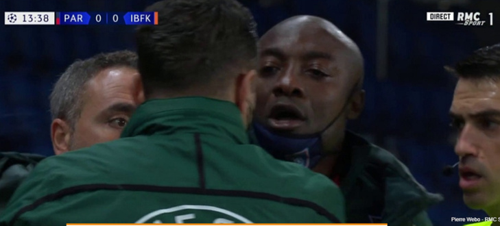 PSG - Basaksehir : les équipes font front contre le racisme, une première dans l'histoire du football PSG - Basaksehir : les équipes font front contre le racisme, une première dans l'histoire du football