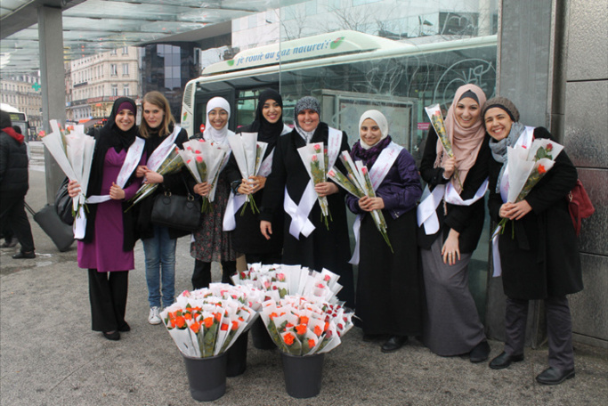 Les bénévoles de la Ligue Française de la Femme Musulmane (LFFM) lors de l'opération "Une rose, un sourire" à Lille, le 8 mars 2013.