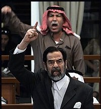 Saddam Hussein et Barzan lors du procès.