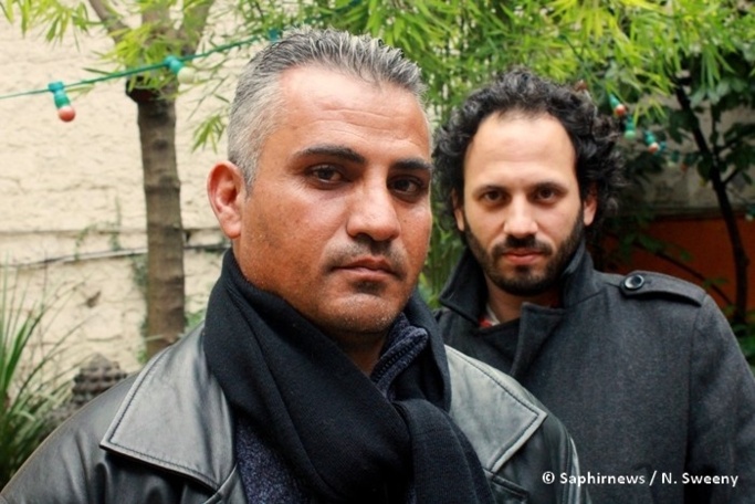 Emad Burnat (en avant) avec Guy Davidi, les réalisateurs du documentaire « Cinq caméras brisées », retraçant le quotidien des habitants du village de Bil'in, en Palestine.