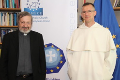 Le directeur général de L’Œuvre d’Orient, Mgr Pascal Gollnisch (à gauche), aux côtés du prêtre Olivier Poquillon. © COMECE