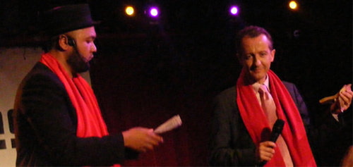 Raphaël Yem (à g.) et Christophe Barbier, le directeur de la rédaction de l'Express, venu recevoir son Y'a Bon Award 2012, un an après avoir été nommé pour ses paroles tenues à propos du Quick halal.