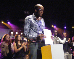 Gilles Sokoudjou, le président des Indivisibles lors du discours de clôture de la 5e cérémonie des Y'a Bon Awards.