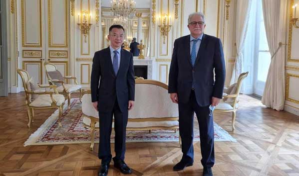 Chems-Eddine Hafiz, recteur de la Grande Mosquée de Paris, aux côtés de Lu Shaye, ambassadeur de Chine en France, lors d’une rencontre en juin 2021. © DR