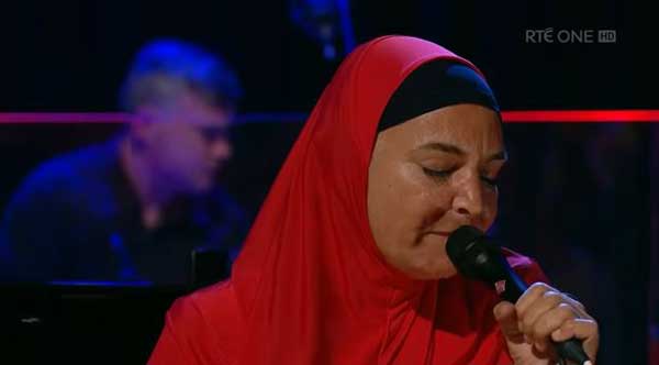 La chanteuse irlandaise Sinead O'Connor, ici en concert après sa conversion à l'islam en 2018.