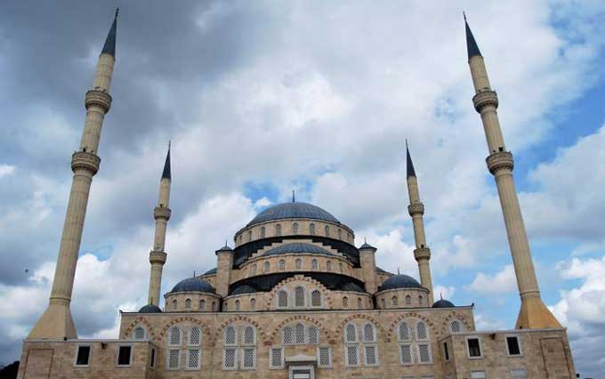 Au Ghana, la Turquie impose sa présence avec une réplique de la Mosquée bleue à Accra (vidéo)